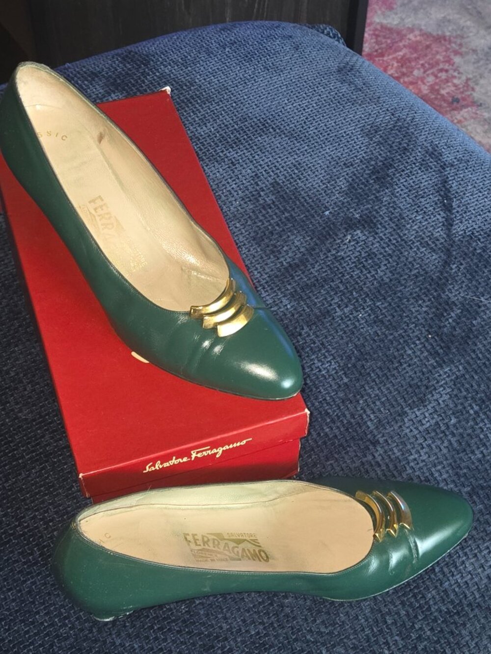 Vintage Salvatore Ferragamo Green Leather Pumps with Gold Accent - Picture 5 of 7